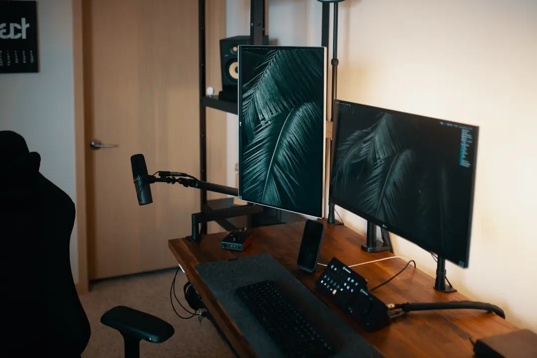 Çift kollu yaylı monitör kolu kurulumu